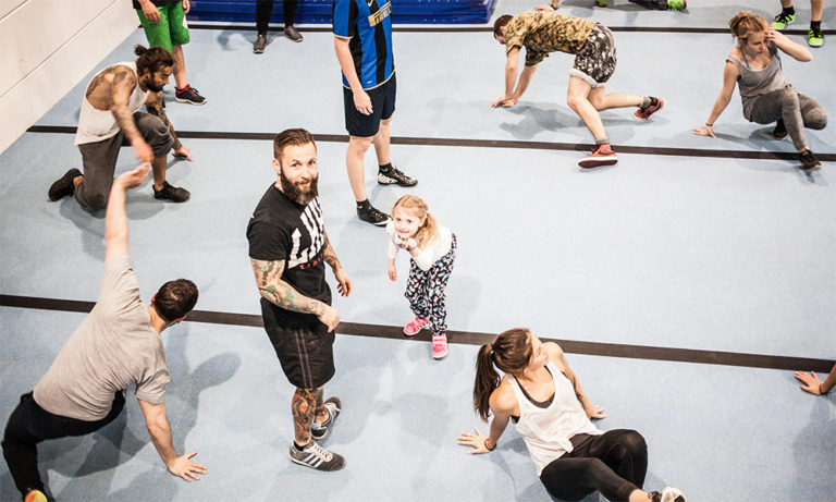 Eltern Kind Turnen mit Schwerpunkt auf Parkour und Freerunning