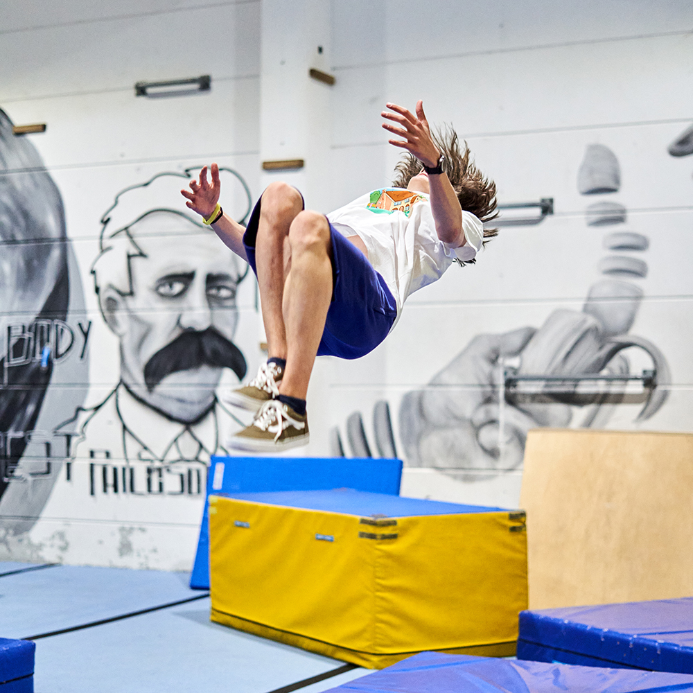 Backflip in einem Parkour und Freerunning Kurs