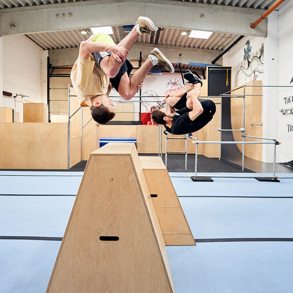 Backflip bzw. Rückwärtssalto lernen in der ape academy. Hindernisse und Trainer.